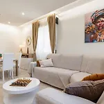 Guesthost - Lovely Flat In With Balcony Διαμέρισμα
