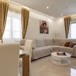 Guesthost - Lovely Flat In With Balcony *