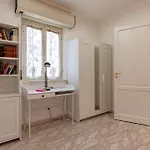 Guesthost - Lovely Flat In With Balcony
