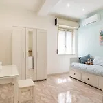 Guesthost - Lovely Flat In With Balcony *