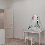 Guesthost - Lovely Flat In With Balcony