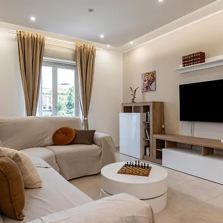 Guesthost - Lovely Flat In With Balcony * Ταορμίνα