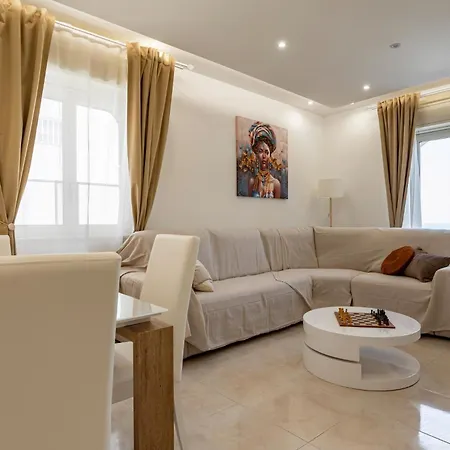 Guesthost - Lovely Flat In With Balcony *