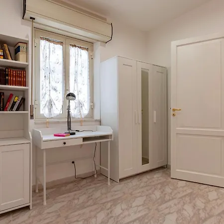 Guesthost - Lovely Flat In With Balcony