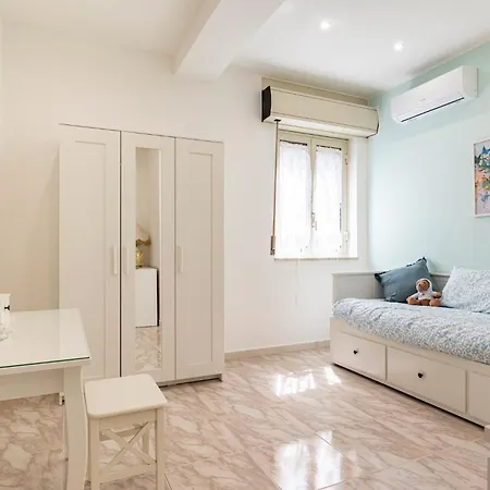Guesthost - Lovely Flat In With Balcony *