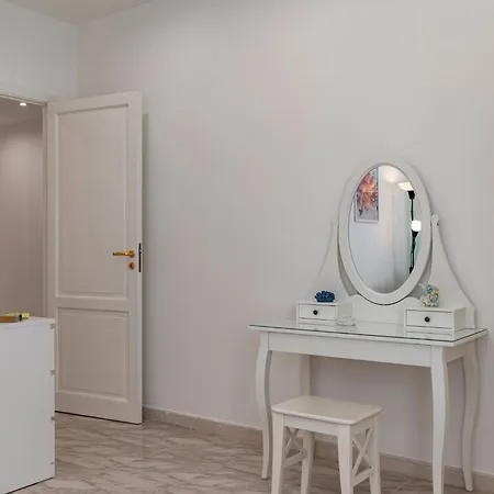 Guesthost - Lovely Flat In With Balcony