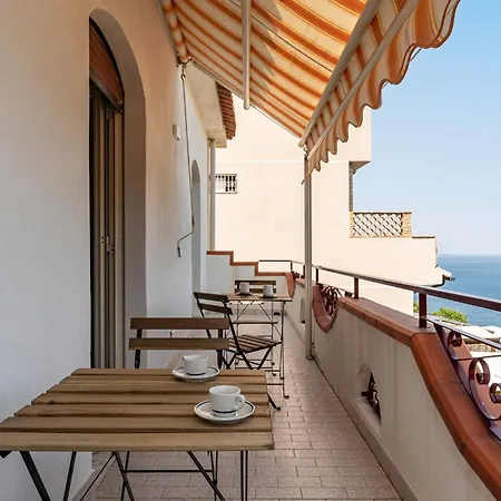 Guesthost - Lovely Flat In With Balcony *