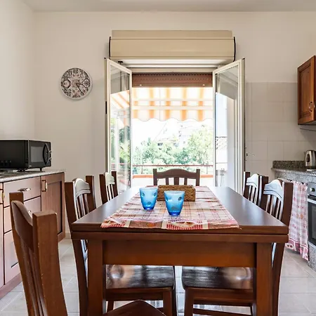 Guesthost - Lovely Flat In With Balcony