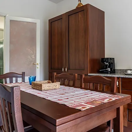 Guesthost - Lovely Flat In With Balcony Lägenhet